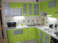 Кухня на заказ с фасадами из МДФ с краской (глянец) салатового цвета